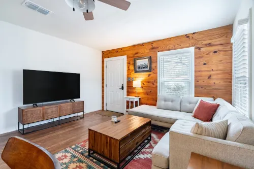 1940s Cottage - Walking Distance!