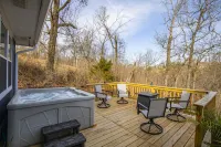 Beaver Lake Getaway-15 min from downtown Rogers with HOT TUB!