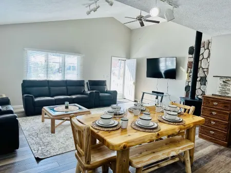 Cozy house in Indian River. Walking distance to Burt Lake and the public Beach. Отели рядом с достопримечательностью «Заказник Хилднер-Бирс»