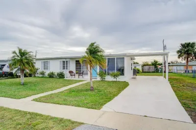 Port Charlotte Retreat- Relaxing getaway in the Florida sun! Speedway附近的飯店