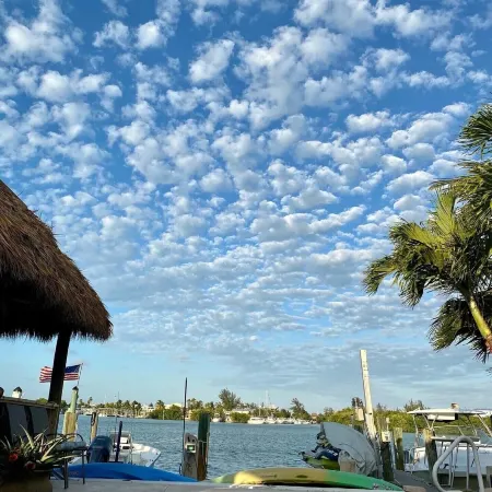 CLEAR water views @Tiki haven! Quick ocean access, Pool, HotTub, FUN! FREE ICE! Отели в г. Key Colony Beach