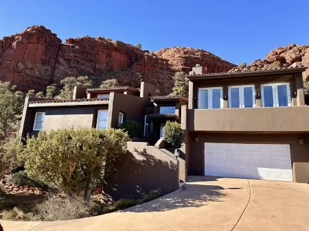 A Two Acre, Luxury Red Rock Estate! Отели рядом с достопримечательностью «Катедрал Рок»