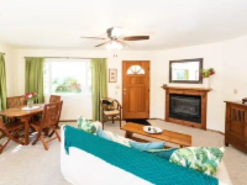 Ama'u Lani Cottage minutes from Volcano Village & Hawaii Volcanoes National Park Hotels in Volcano