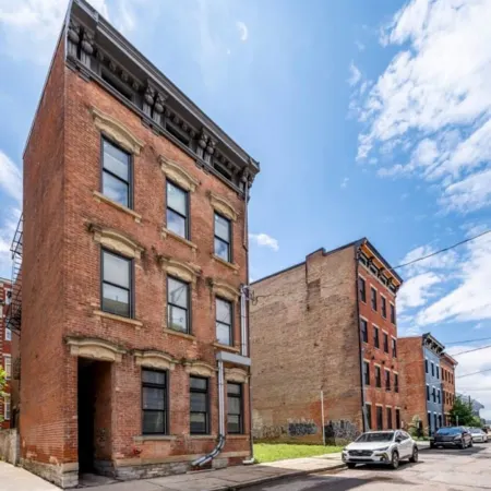 Otr by Tql, Findlay Mkt, Wifi, Sleeps 8, 3 Lux Queen Beds, 55in Smart TV, 2nd FL