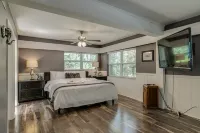 Golf Front 5 Bedroom Pool Home Downtown Melbourne Hotel dekat CITA Rescue Mission