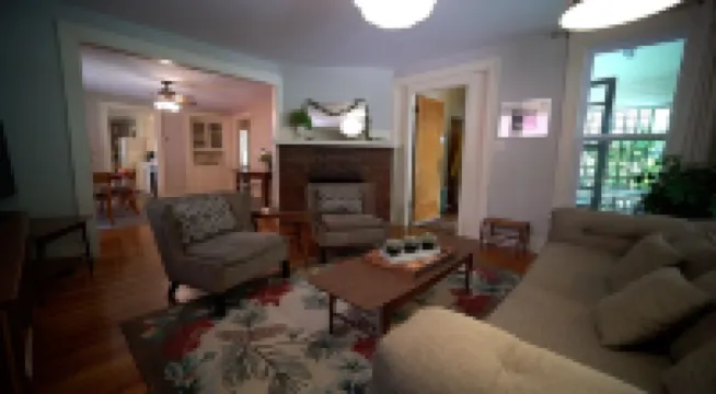 Duplex First Floor - Southmoreland, KCMO - Easy access to all KC has to offer