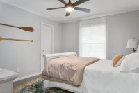 PJinx and Grace Peaceful Lake front 3BR/2ba
