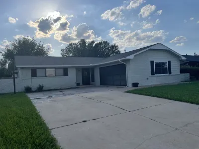 Ft. Sill-5 miles/Pet Welcome/11-Guests/4-BDR/5-QBED/2-FBA! Hotels near Walmart Supercenter