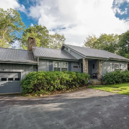Alpine Bliss - Walk to slopes, dog friendly, fenced yard!