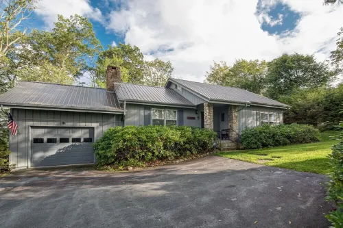 Alpine Bliss - Walk to slopes, dog friendly, fenced yard! - Boutique
