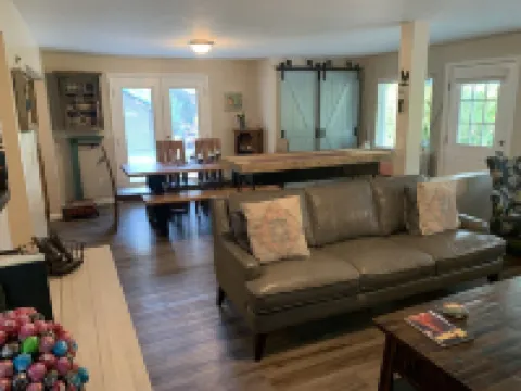 Completely renovated bungalow on South Hill steps from quaint downtown Wallace!!