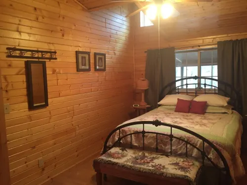 Hickory Grove Cabin On 8 Acres With Private Fishing Pond. - Chalets