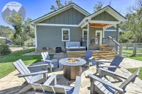 Yellow Bike Bungalow-Block from Bike Trail-Fireplace & Hot Tub - Dog Friendly