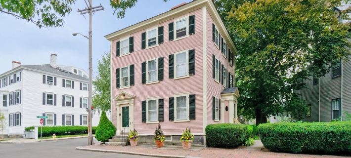 Spacious 1Br on Salem Common l Steps to Downtown l Fenced in Yard + Parking 塞勒姆住宿飯店
