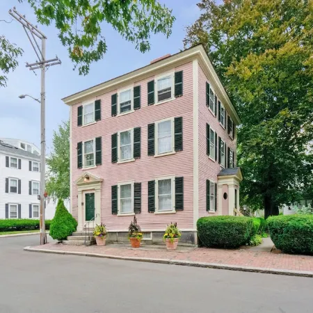 1Br on Salem Common l Steps to Witch Museum and Downtown l Fenced in Yard Отели рядом с достопримечательностью «Музей Пибоди в Эссексе»