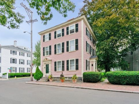 1Br on Salem Common l Steps to Witch Museum and Downtown l Fenced in Yard