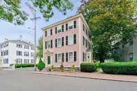 1Br on Salem Common l Steps to Witch Museum and Downtown l Fenced in Yard - 4-Star