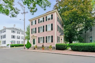 NEW 1BR on Salem Common l Steps to Witch Museum and Downtown l Fenced in Yard The Salem Museum 주변 호텔