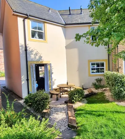 Beautiful Family Cottage, short walk to beach and leisure facilities. Отели рядом с достопримечательностью «Парк Плейдейл Фарм»