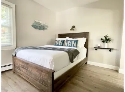 Waterfront Lake house near Gillette Stadium and central to Boston and Providence Burberry Outlet 주변 호텔