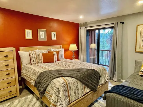 Ski In Out,  With Beautiful Views, Wall of Glass, ski to Canyon or Eagle Lodge