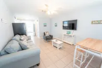 Beautiful 1 bedroom home, 1 block from the beach