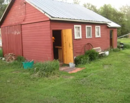 Bunkhouse on Working Ranch/Bird Sanctuary. Cozy, cabin w. bathroom and kitchen