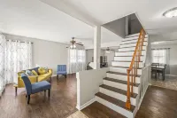 Cozy 3 bedroom in Baldwin City, close to Baker, great for families & friends! Hotels in Baldwin City