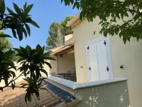 House with large wooded grounds Hotels in Mérindol