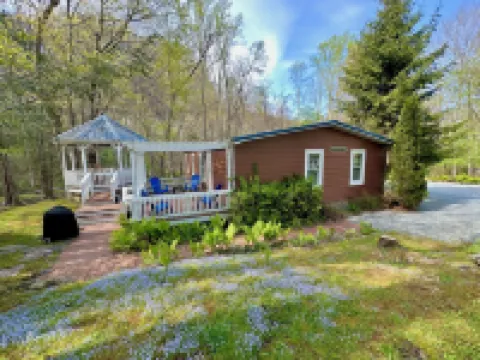 'Got Rocks' 1 acre on Watauga River, Gazebo, Flat yard, Close to Golf Courses