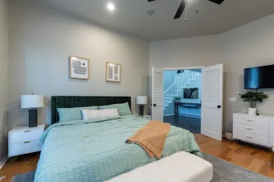 GAILLARDIA COUNTRY CLUB⛳THREE KING BEDS🛏️HEATED POOL🏊HOT TUB♨️POOL TABLE🎱🏀