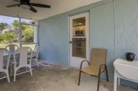 Cozy 2 Bedroom Englewood Home miles from the Beach