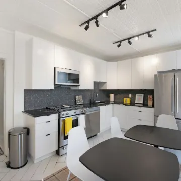 Spacious Victorian with Parking Available Отели рядом с достопримечательностью «Станция PATH Newport»
