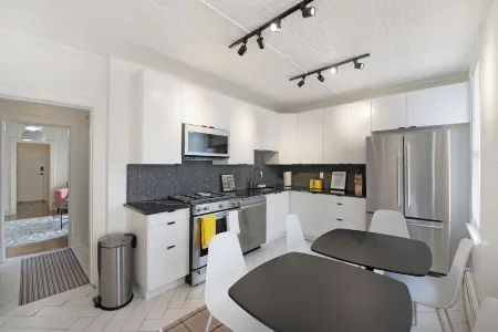 Spacious Victorian with Parking Available Отели рядом со станцией Железнодорожная станция Grove Street