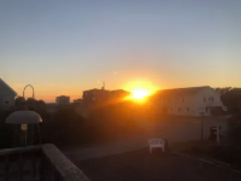 OCEAN VIEW BREEZE . SHORT WALK TO BEACH & RESTAURANT. PRIVATE & QUITE