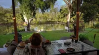 A delightful riverside house -comfortable and stylish - in Urunga Hotel in zona Ocean View Hotel - Urunga