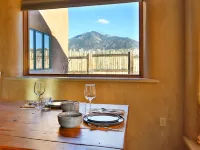 Taos Raven House, gorgeous mountain views between Taos Ski Valley and Taos Plaza