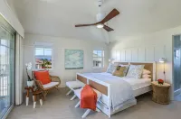 Beautiful! Light & Airy Top Floor Condo! 3 Bed, 3 Bath + Lanai. Pool and Jacuzzi