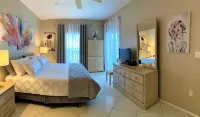 Resort style vacation, 2BR/2BA condo in the heart of Naples: 8min to the beach