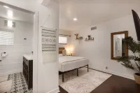 Chic 3BR/2BA Oasis + PacMan & Foosball - Sleeps 8 - Minutes to LAX + Beach +SoFi