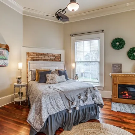 Walk Downtown! Large Pool, Hot tub, Fire pit, Close to EVERYTHING!