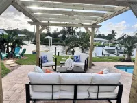Waterfront home with Private Pool & Dock in Palm City. Pet friendly. Hotels in Martin County