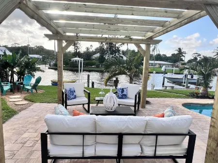 Waterfront home with Private Pool & Dock in Palm City. Pet friendly. Отели в г. Martin County