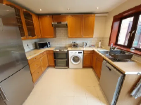 London Luxury 6 Bedroom Large House with 3 Bathrooms  Free Parking Close to Tube