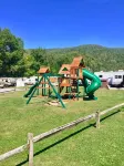 Charming Yet Wild Cozy Retro Cabin Hot Tub, Sunroom, Fire Pit & Trout! Hiking!