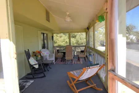 Spacious 2 bedroom apartment with free parking