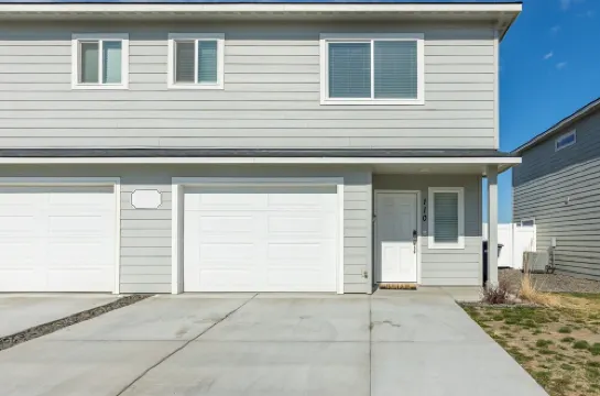 Spacious kitchen suitable for large groups, close to shopping, parks & wineries.