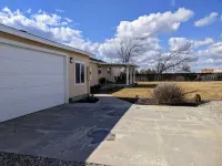 E-Town House, Peaceful Country Get-Away, Local Gem Close to Town, Pac-Man Arcade