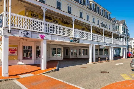 Beach condo Отели рядом с достопримечательностью «Лонг Сандс Бич»