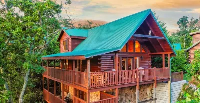 ★Private luxury cabin, Winter Discounts, 3 King suites, STUNNING VIEWS★ Hot Tub★ Morton Overlook附近的飯店